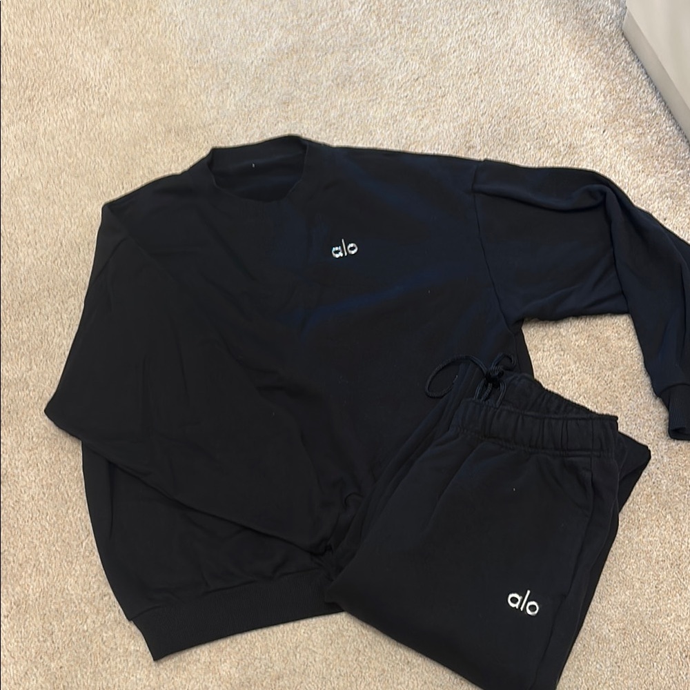 ALO Yoga Accolade Black crew neck and sweatpants